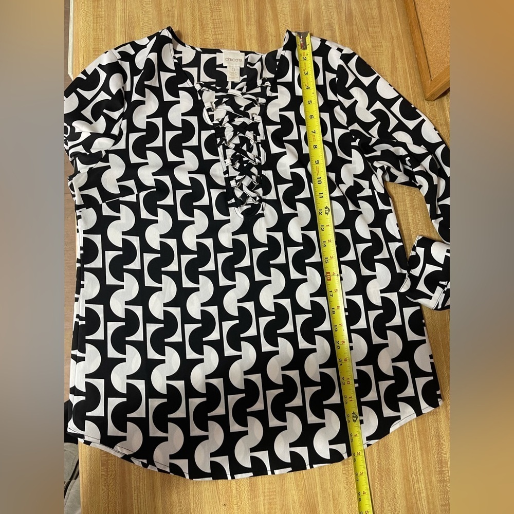 Chico’s geometric print criss cross lace up blouse Chicos size 0 women’s S/4 - Picture 16 of 16